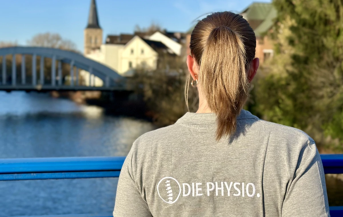 Mobile Physiotherapeutin Daniela Lindemeier in Leichlingen vor der Wupperbrücke